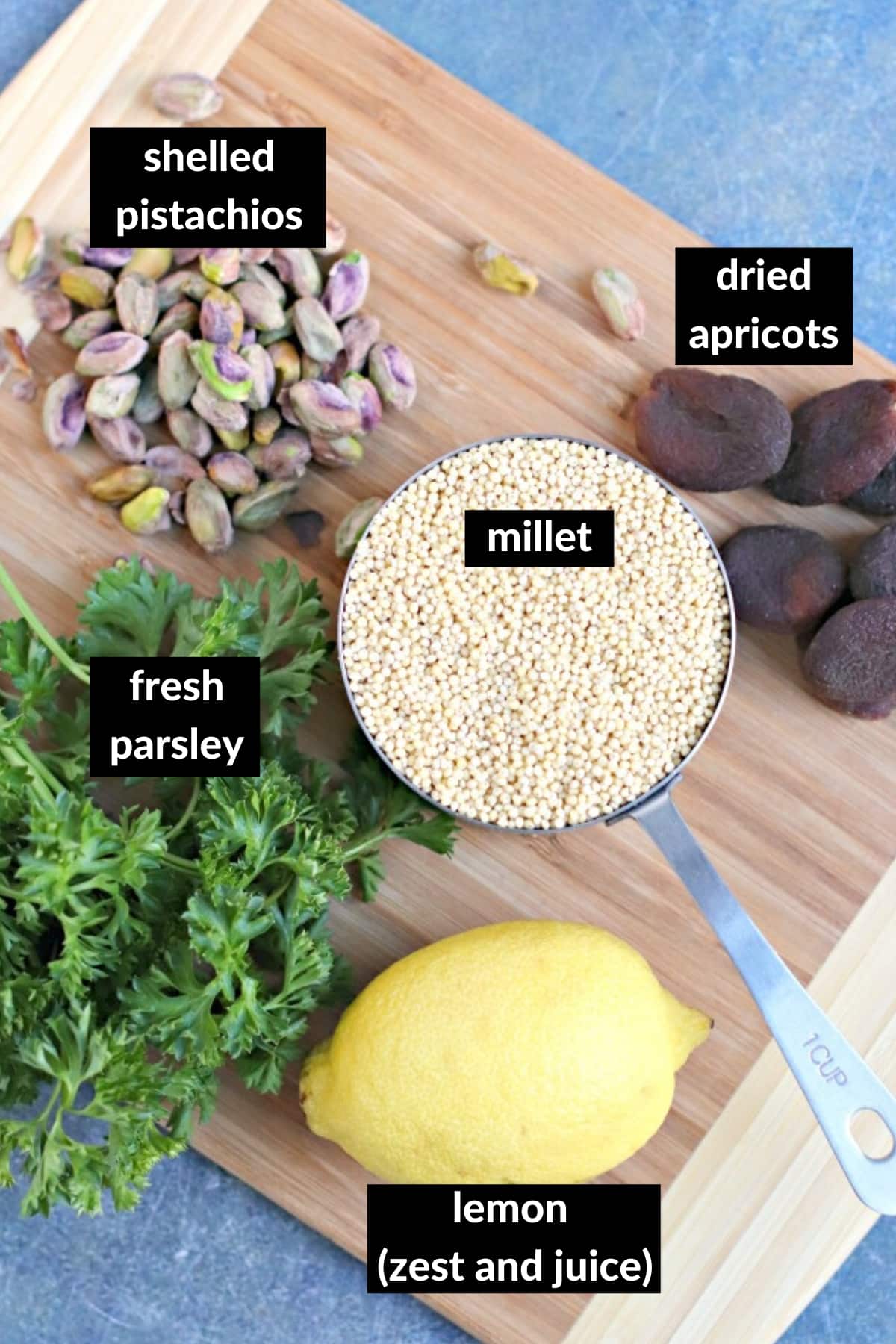 Ingredientes necesarios para hacer esta receta de mijo en una tabla de cortar de madera