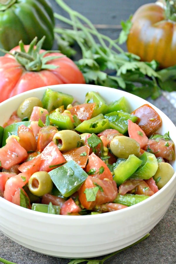 Tazón de ensalada con verduras y perejil en el fondo