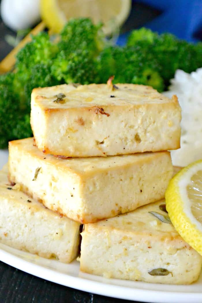 Cerca de rebanadas de tofu horneado