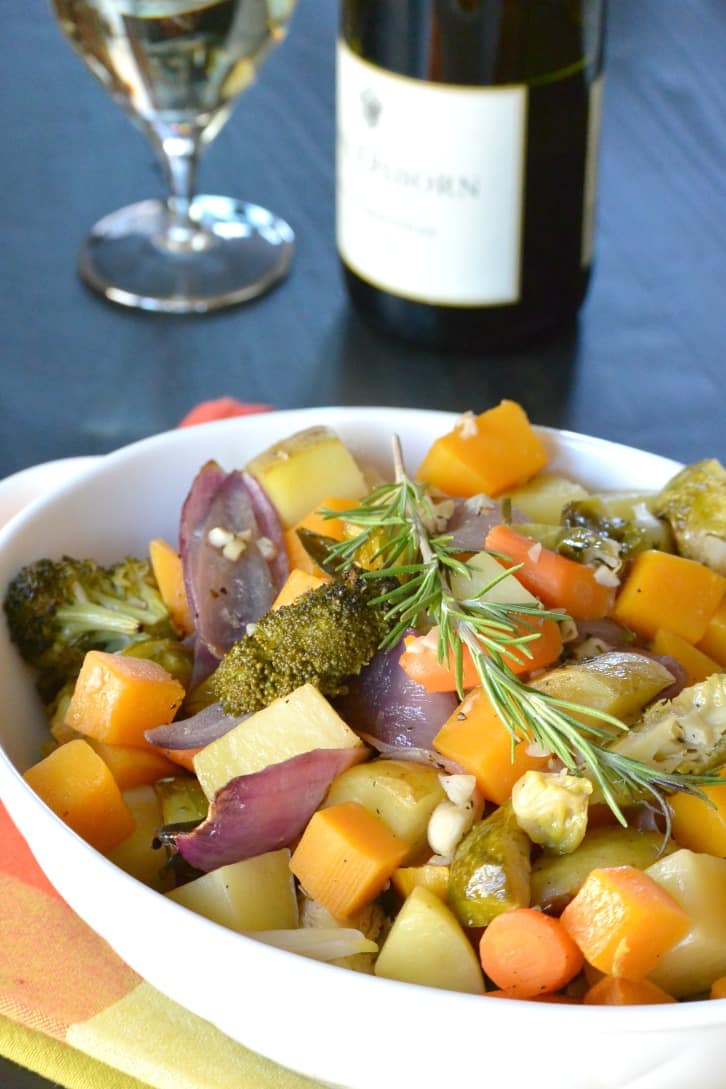 Verduras asadas al vino blanco con una copa de Chardonnay