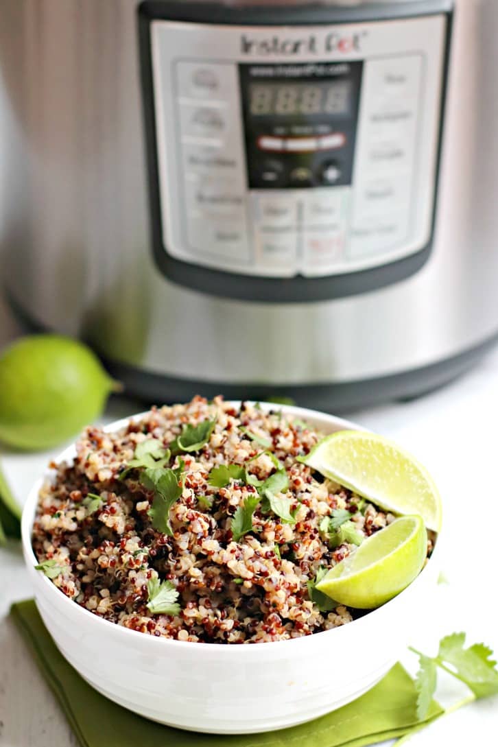 Tazón de quinoa con lima y cilantro frente a una olla a presión eléctrica Instant Pot