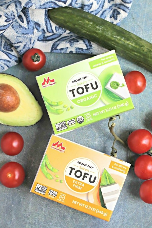 Ingredientes de la receta (cajas de tofu, tomates cherry, pepino y aguacate)