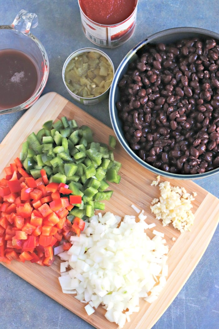 Ingredientes para preparar Easy Black Bean Chili: frijoles negros, ajo, cebolla, pimiento rojo y verde, líquido de los frijoles enlatados, chiles enlatados cortados en cubitos y salsa de tomate