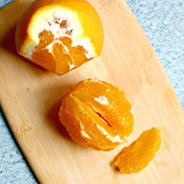 Captura de proceso que muestra cómo cortar una naranja en gajos