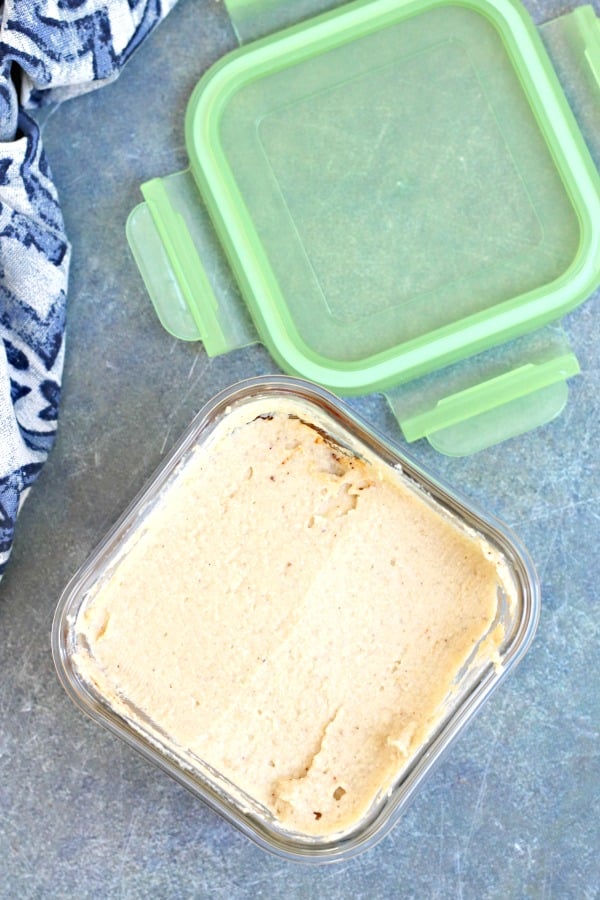 Hummus en un recipiente de vidrio para congelar