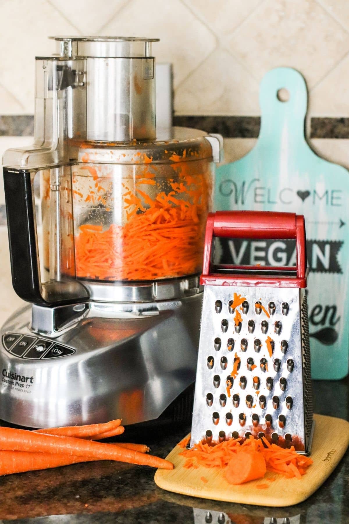 Triturar zanahorias con un rallador de caja y en un procesador de alimentos