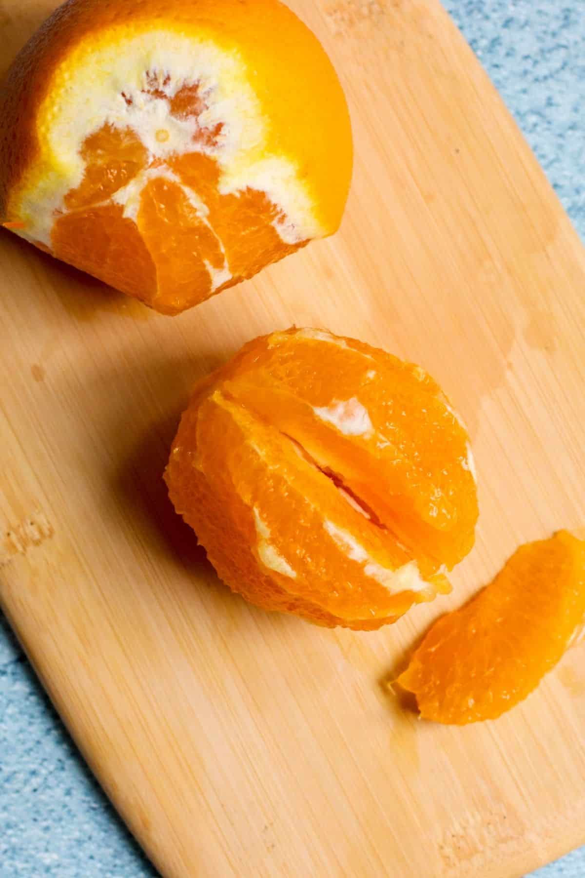 Imagen que muestra cómo cortar una naranja en gajos