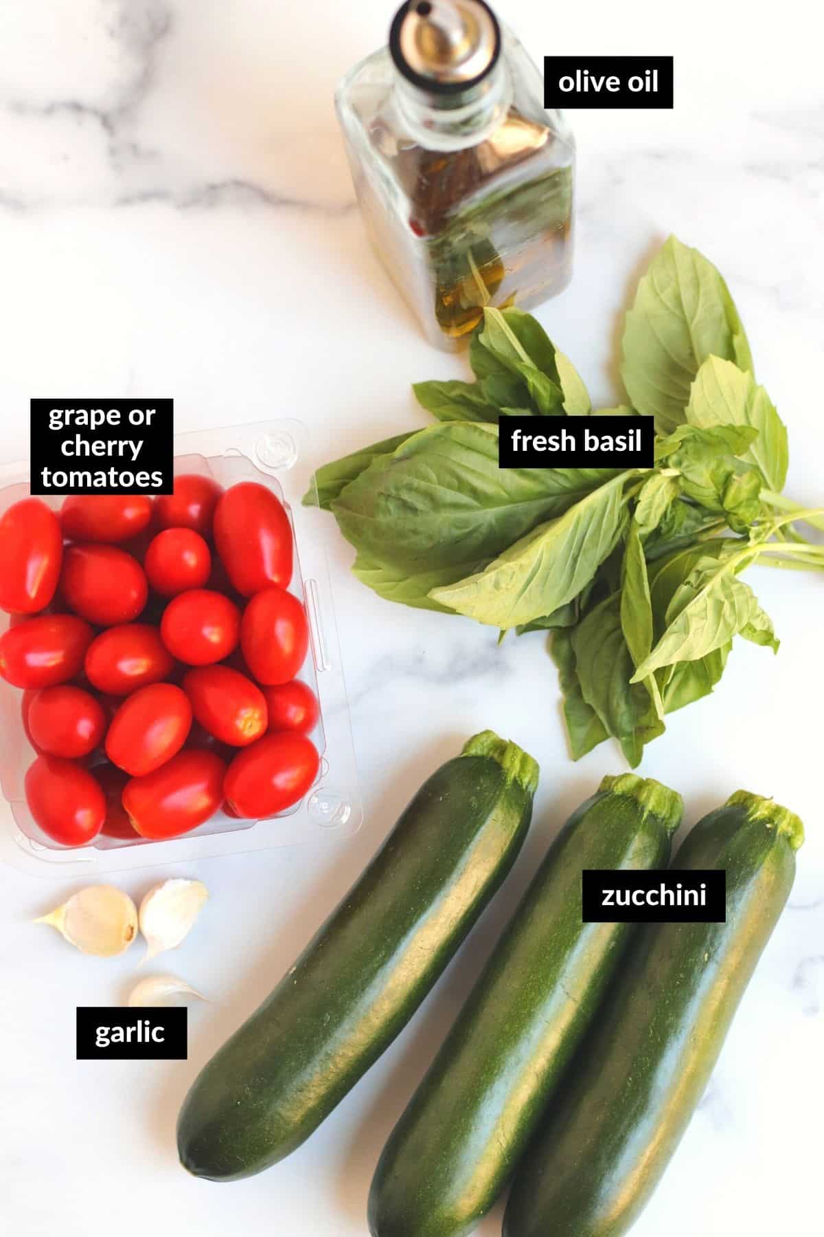 Imagen que muestra los ingredientes etiquetados para la receta (aceite de oliva, uva o tomates cherry, albahaca fresca, calabacín y dientes de ajo)
