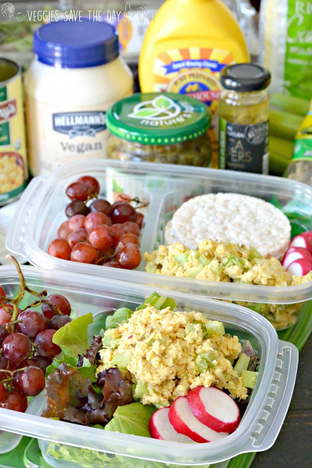 Vegan Tuna Salad es un almuerzo saludable y asequible para llevar a la escuela.  Llénelo con algunas verduras mixtas, pasteles de arroz integral, frutas y bocadillos.  (vegano y sin gluten)