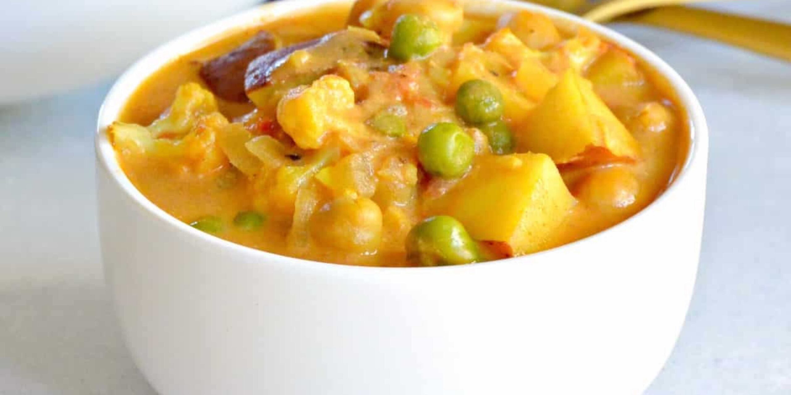curry de coliflor y garbanzos veganos